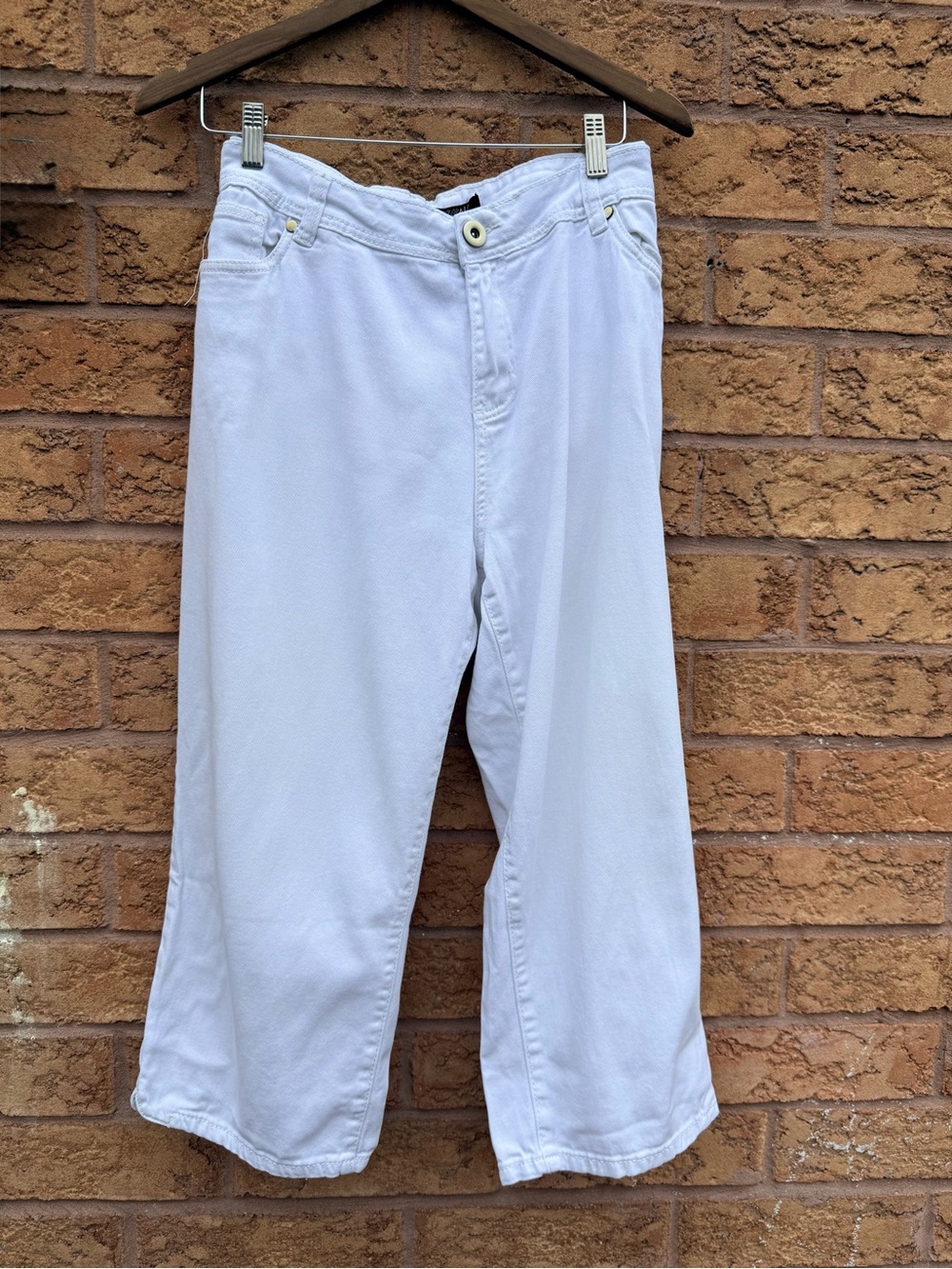 Roz & Ali Wide Leg White Denim Crop Capris